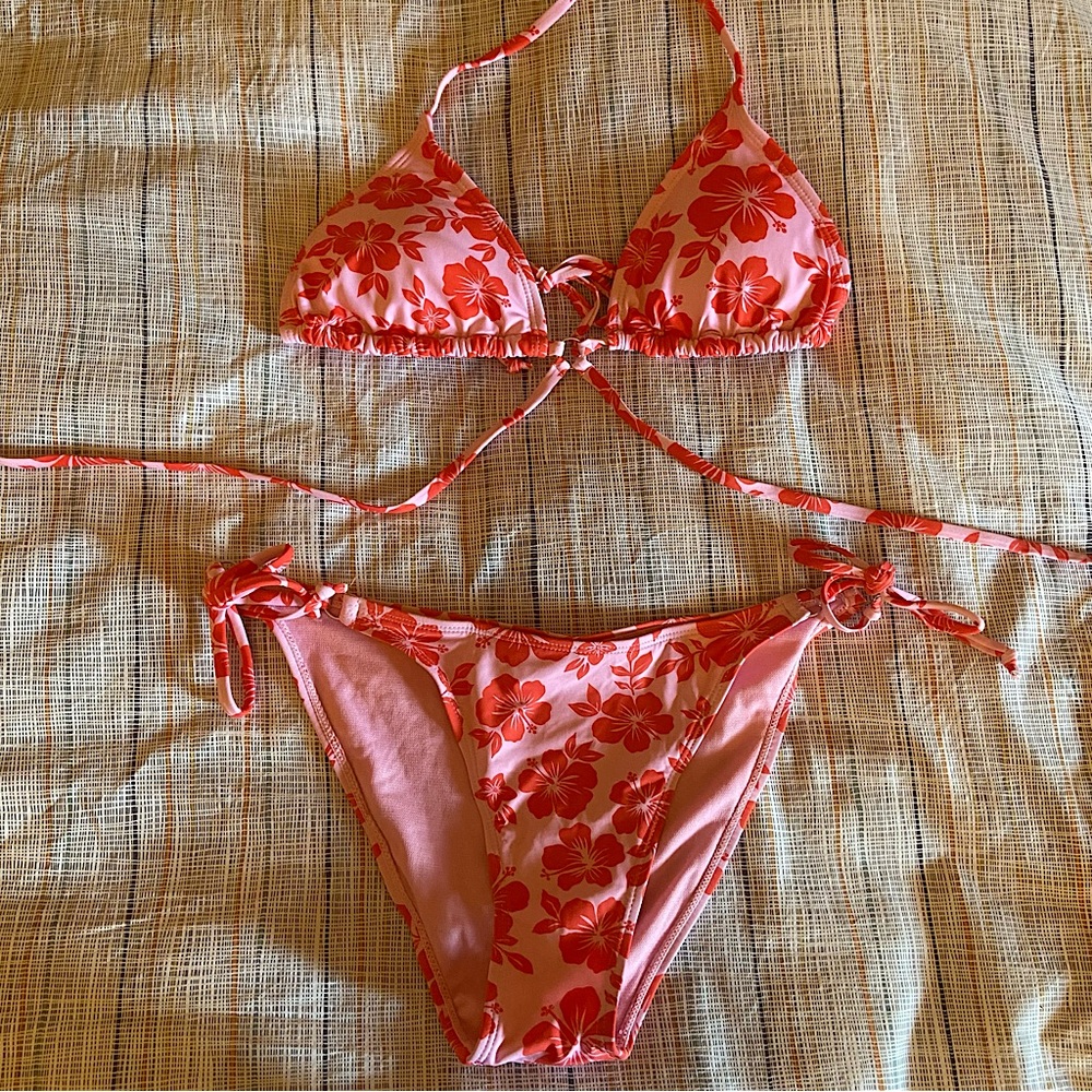 Pink Hawaiian print string bikini set with metal details